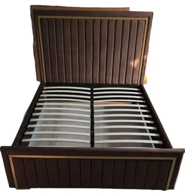 Lit king size de luxe pour chambre à coucher d'appartement moderne