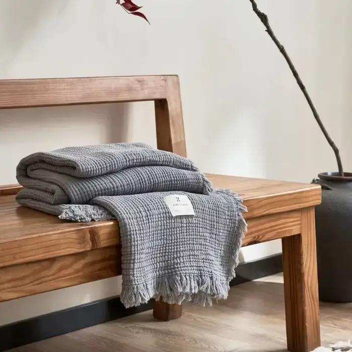 Couverture de canapé-lit en mousseline de coton à 4 épaisseurs – Couverture décorative avec pompons 