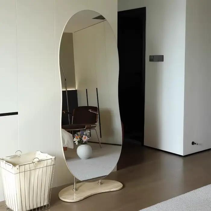 Miroir sur pied de luxe nordique pour toute la silhouette, grand format, design Alien, pour la décor