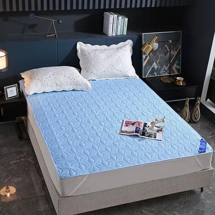 Couvre-lit imperméable sur le lit, protection de matelas antidérapante et respirante avec bande élas