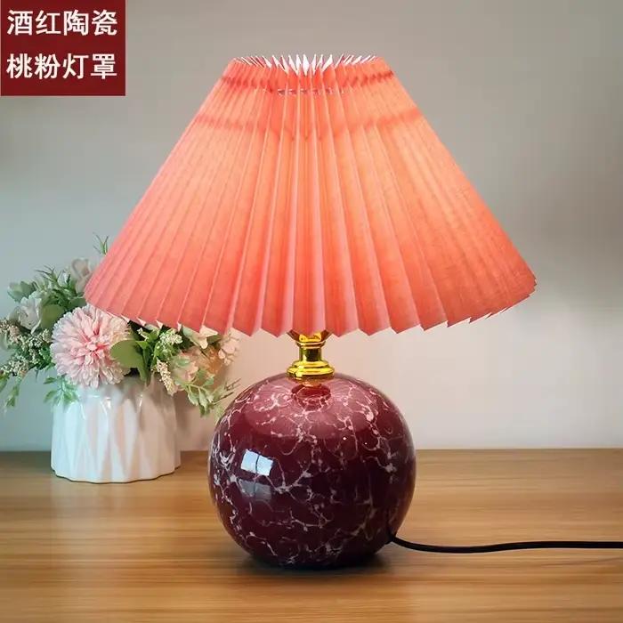 Lampe de bureau en céramique pour chambre à coucher, filet rouge plissé, table de chevet, nordique, 