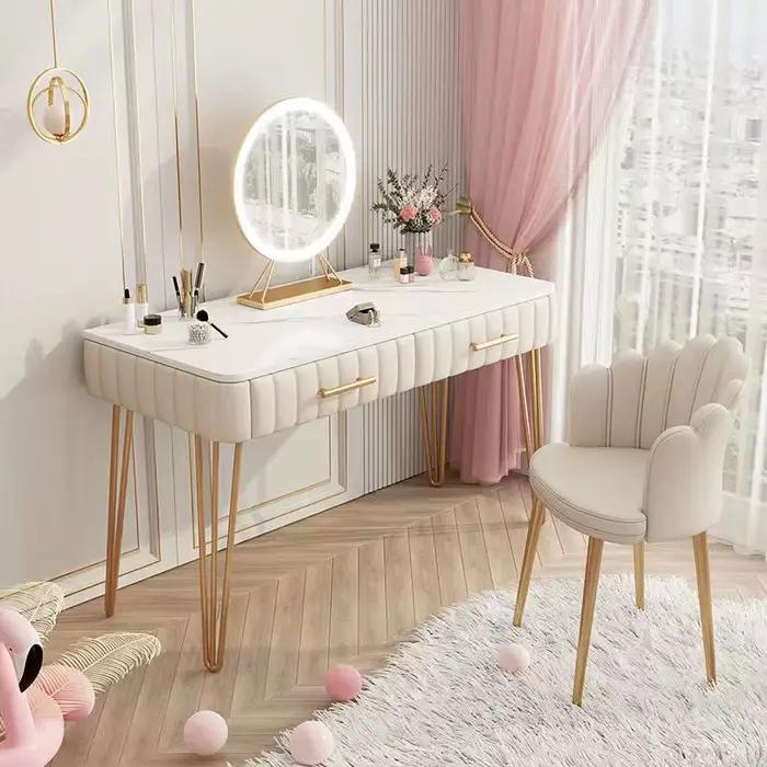 Coiffeuse de style crème luxe léger