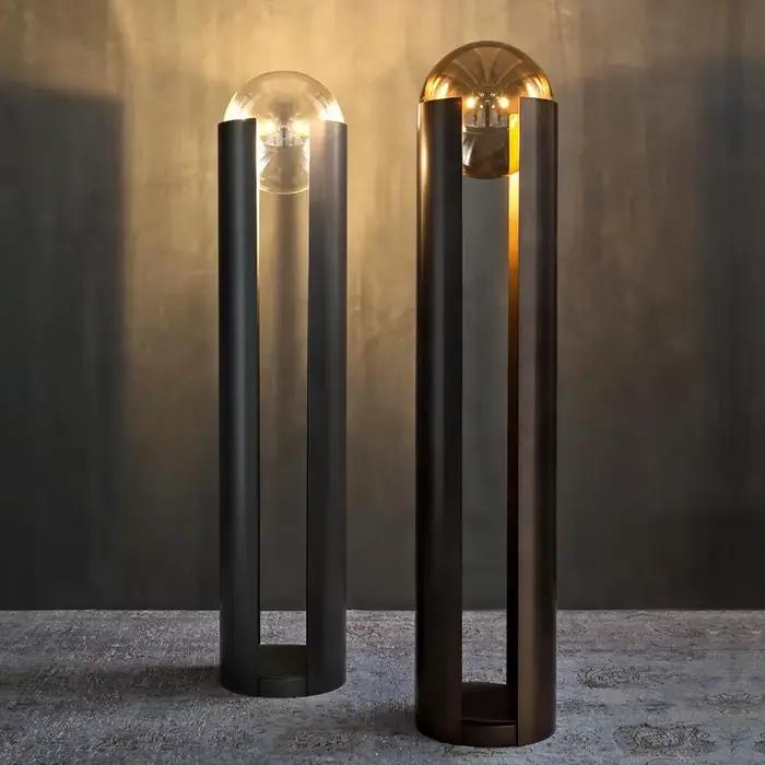 Lampe LED autoportante en fer noir