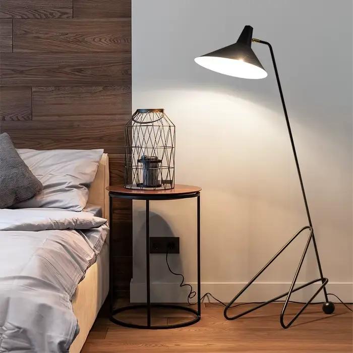 Lampadaire LED vintage noir sur pied avec trépied