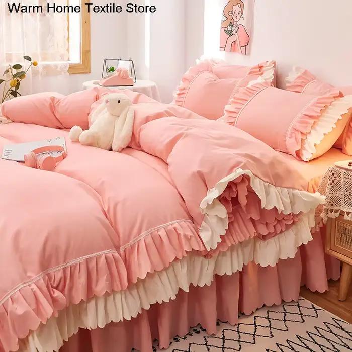 Parure de lit en dentelle rose à volants