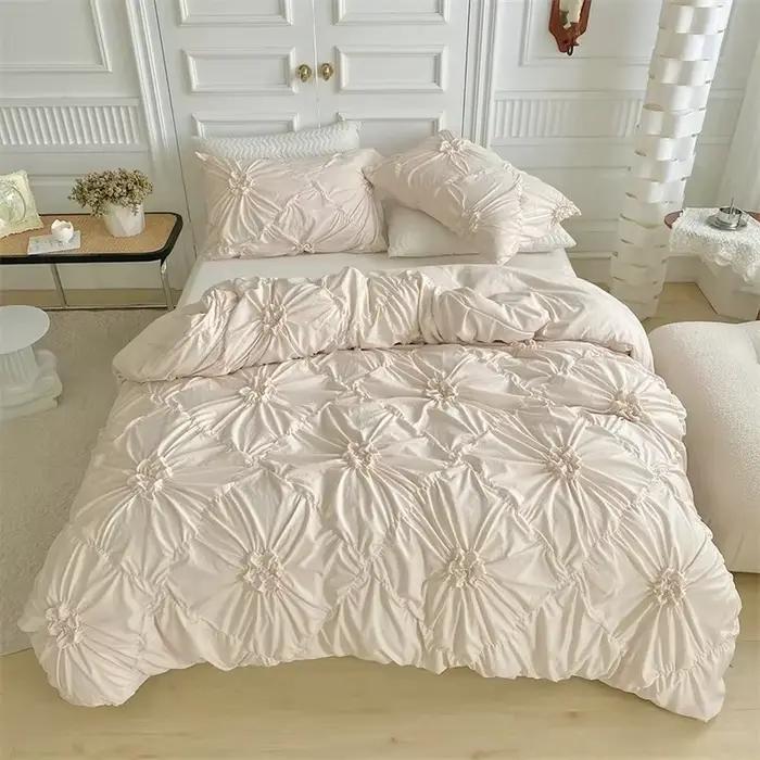 Parure de lit double plissée en trois dimensions avec motifs floraux torsadés