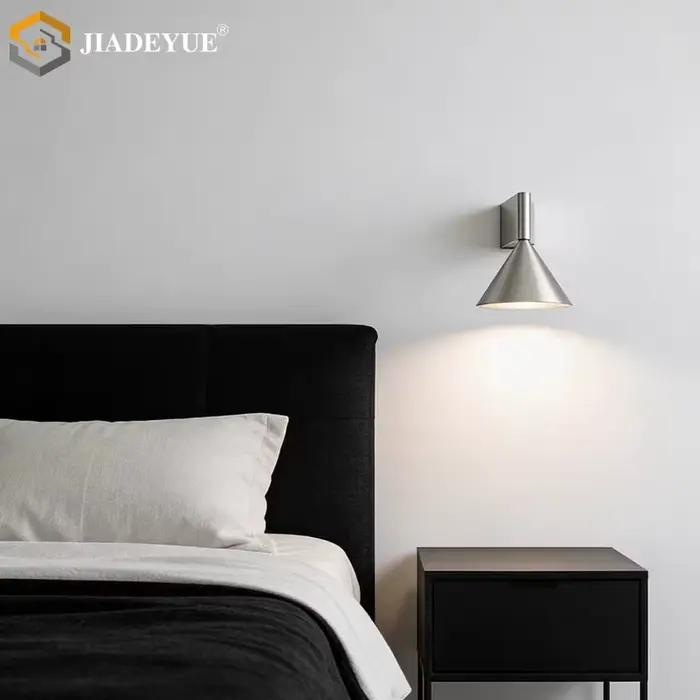 Lampe de chevet minimaliste moderne avec design en forme de cône