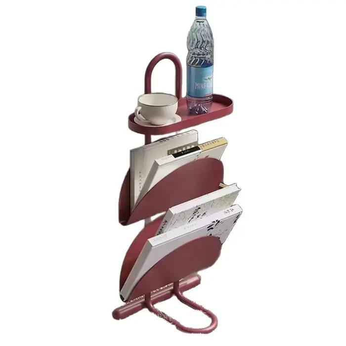 Table basse en métal avec porte-revues