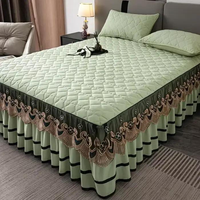 Jupe de lit en dentelle brodée dorée