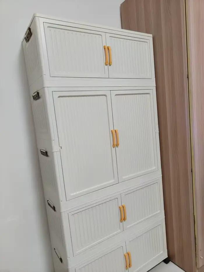 Armoire suspendue avec roulettes