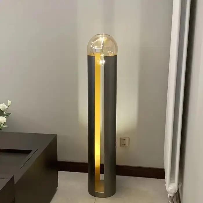 Lampe LED autoportante en fer noir