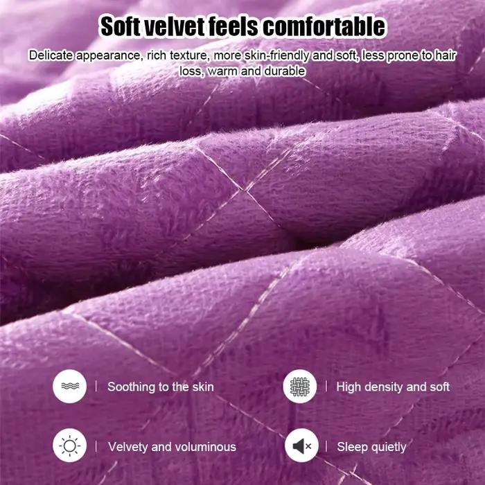 Couvre-lit en peluche brodé sur le lit