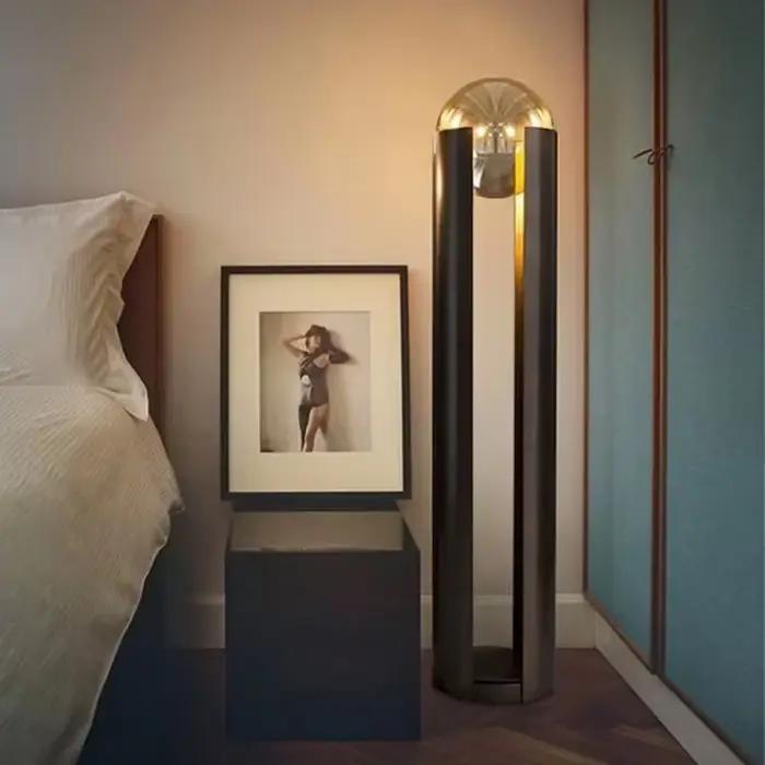 Lampe LED autoportante en fer noir