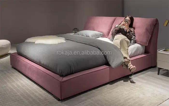 Lit de luxe en tissu mat avec dossier rembourré en éponge mobile