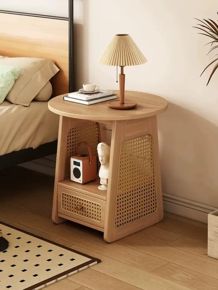 Table de chevet vintage en bois massif et rotin