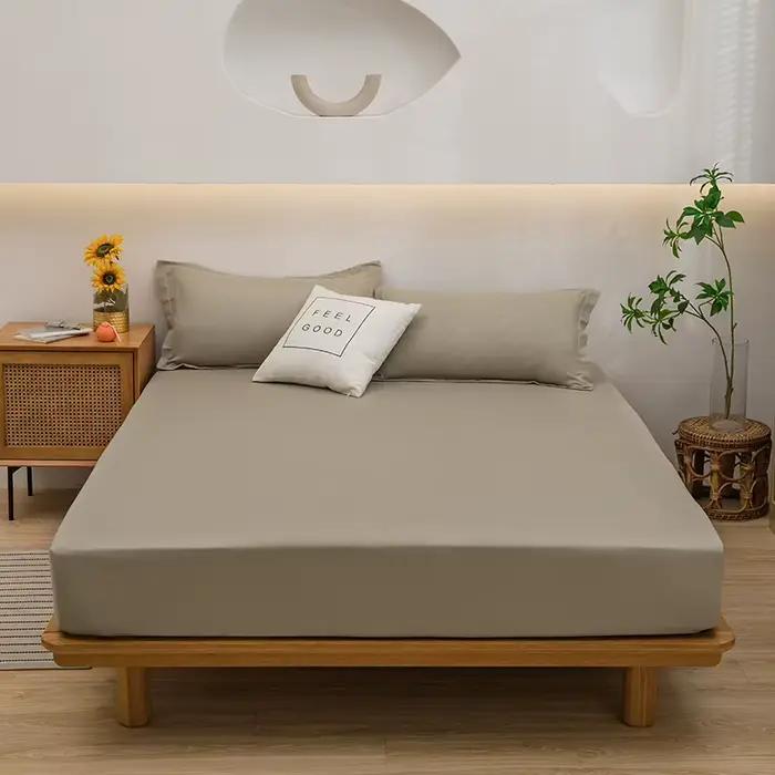 Une housse de lit simple de couleur pure