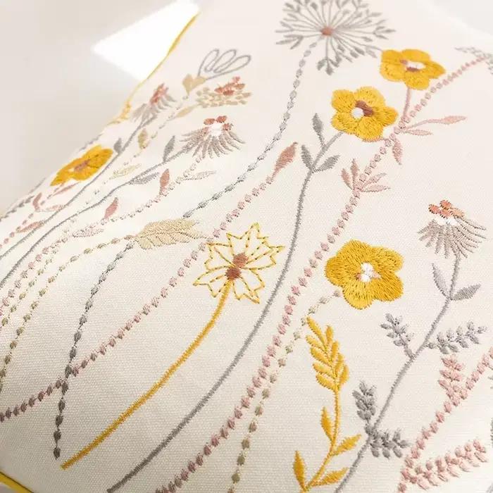 Housse de coussin florale brodée