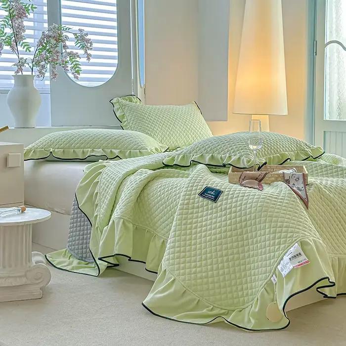 1 couvre-lit matelassé ou 3 pièces