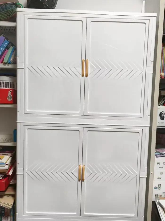 Armoire suspendue avec roulettes