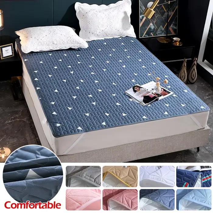Couvre-lit imperméable sur le lit