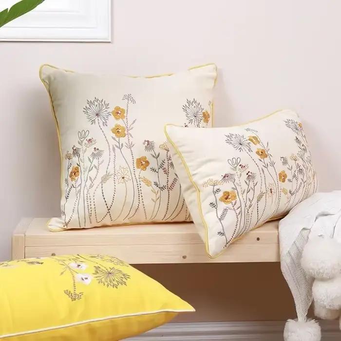 Housse de coussin florale brodée