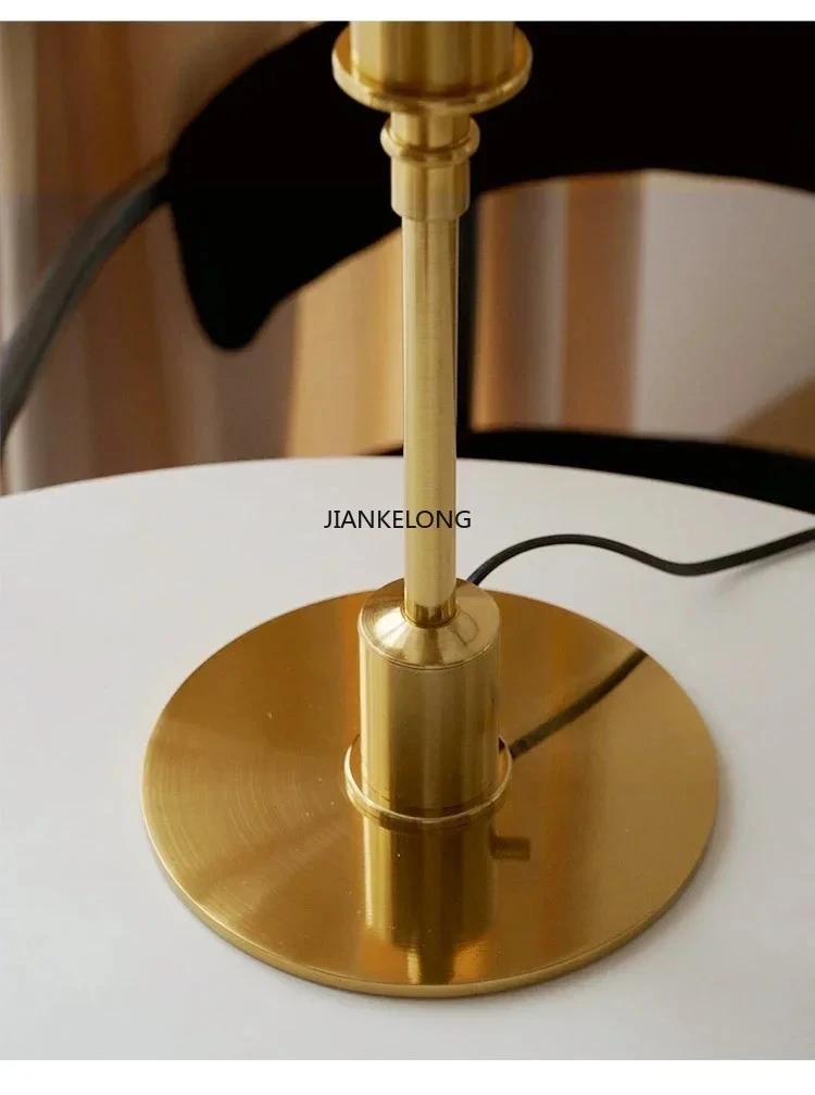 Lampe de table LED en verre de designer danois, style nordique moderne, pour salon, bureau, décoration intérieure, argentée, simple, artistique, haut de gamme, lampe de chevet