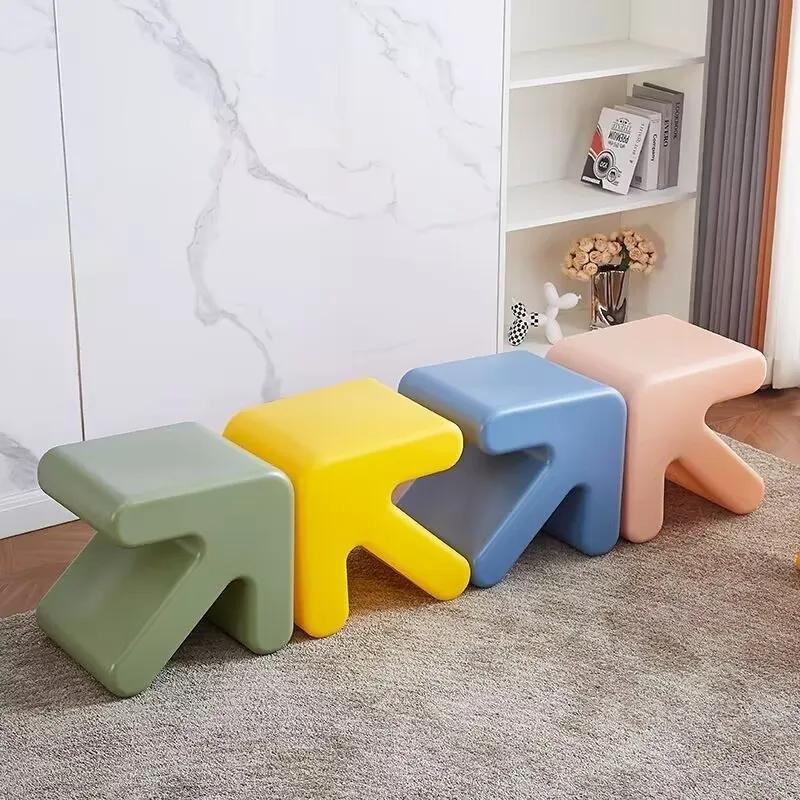 Tabouret miniature en forme de flèche de style nordique, tabouret bas en plastique créatif et minimaliste pour la maison, design épaissi, tendance et Instagrammable