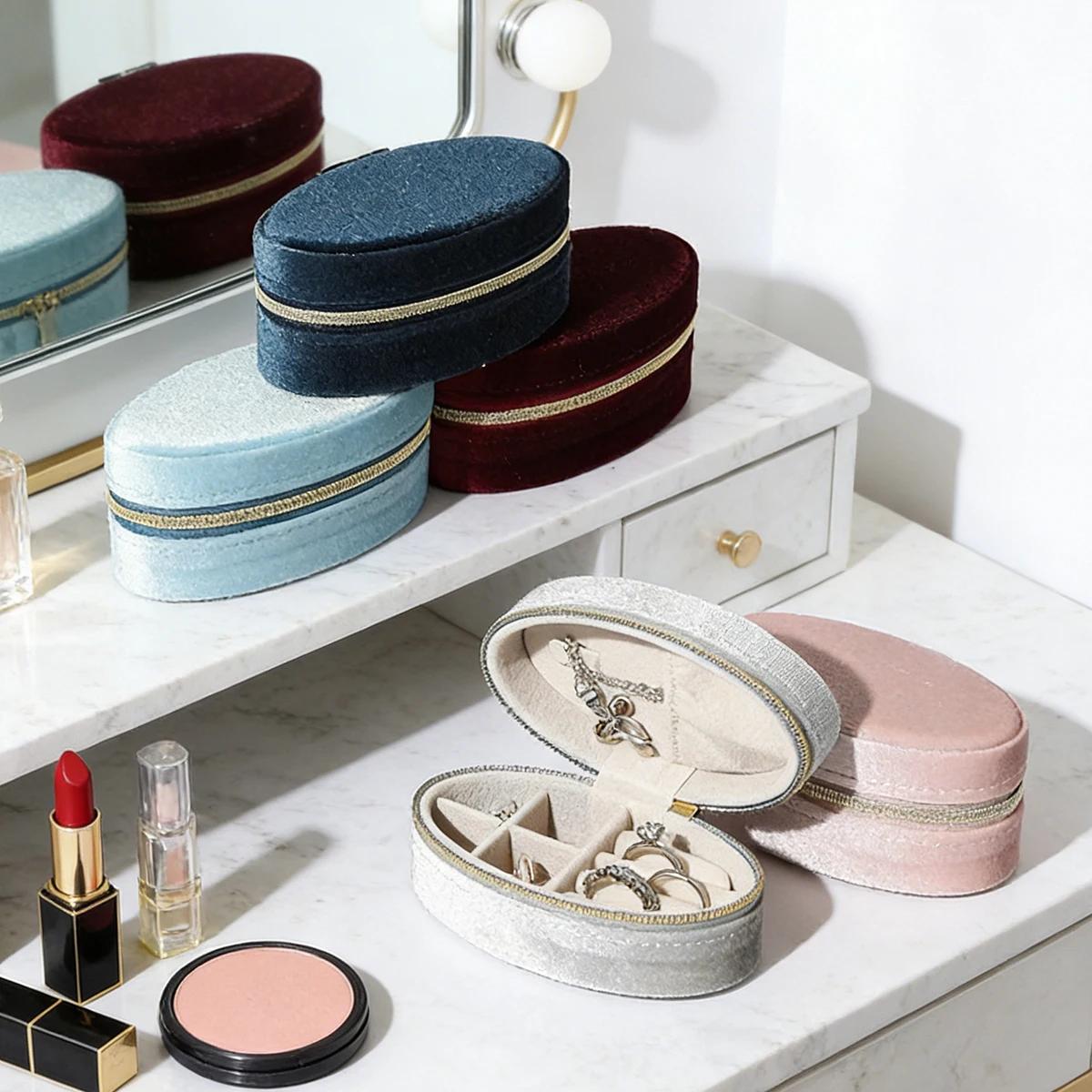 Boîte à bijoux en velours – Organiseur ovale compact avec compartiments divisés et crochet pour collier |   Rangement de voyage portable