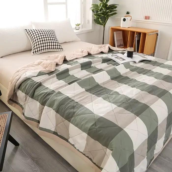 Une couverture de lit matelassée lavée de couleur unie printemps/été double matelassée 150180200 l