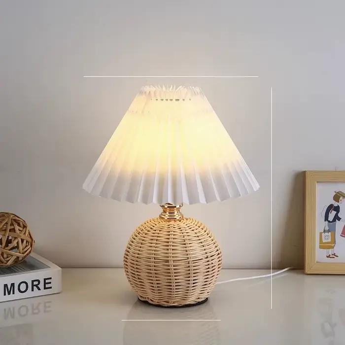 Lampe de table rétro en rotin avec abat-jour en tissu plissé – Veilleuse de chevet alimentée par USB