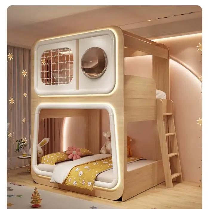 Lit superposé en bois pour petit espace, solution créative de couchage en forme de cabane dans les a
