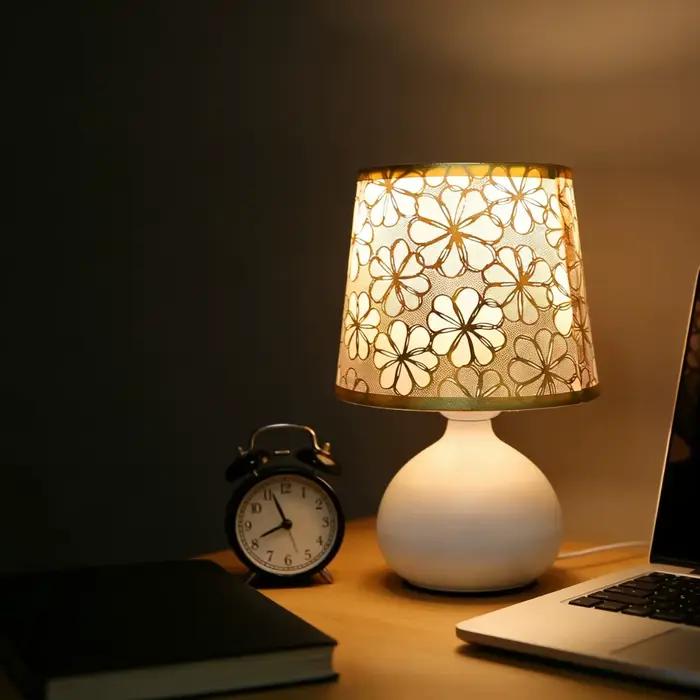 Les lampes de chevet de petite et moyenne taille conviennent à un usage domestique