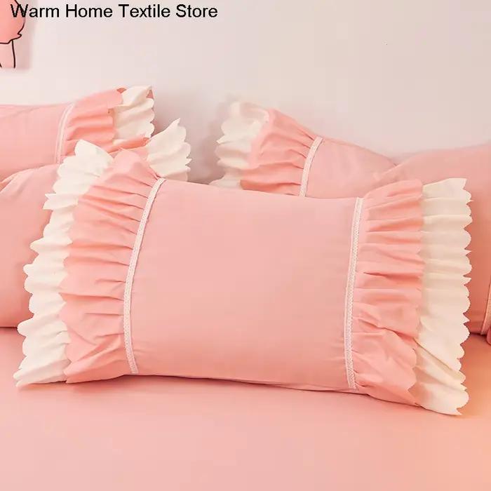 Parure de lit en dentelle rose à volants