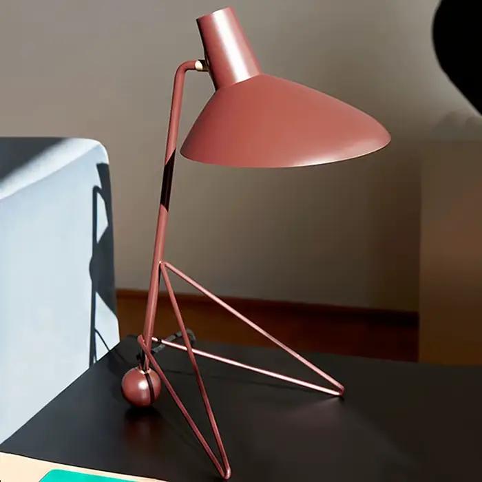Lampadaire LED vintage noir sur pied avec trépied