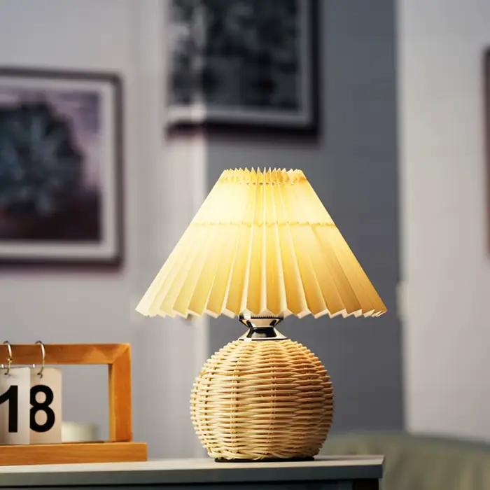 Lampe LED sur Pied en Rotin Plissé