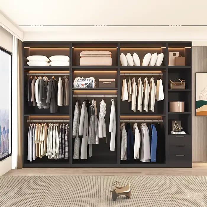Organisateur de garde-robe sur pied pour appartement