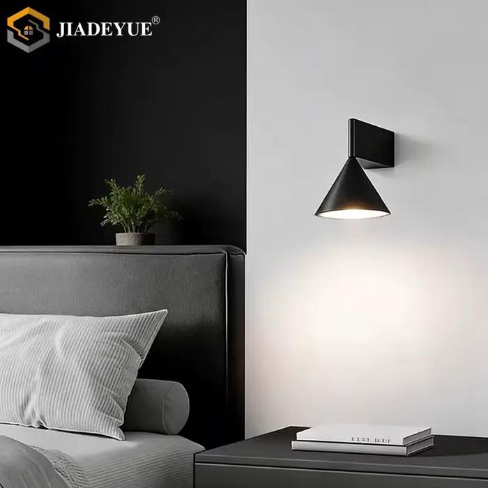 Lampe de chevet minimaliste moderne avec design en forme de cône