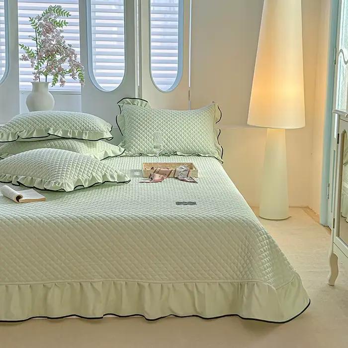 1 couvre-lit matelassé ou 3 pièces