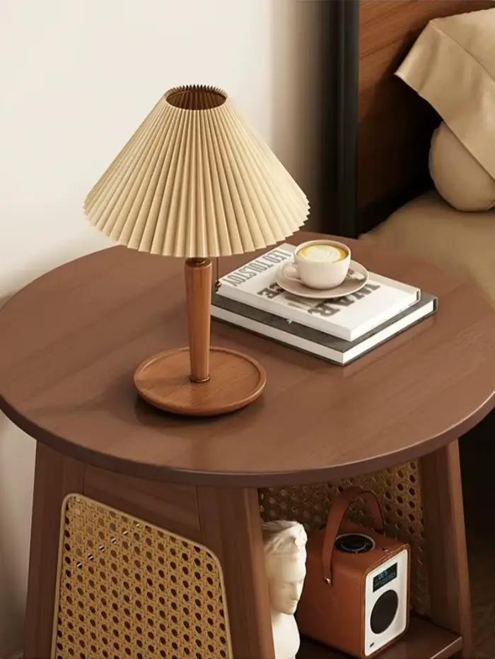 Table de chevet vintage en bois massif et rotin