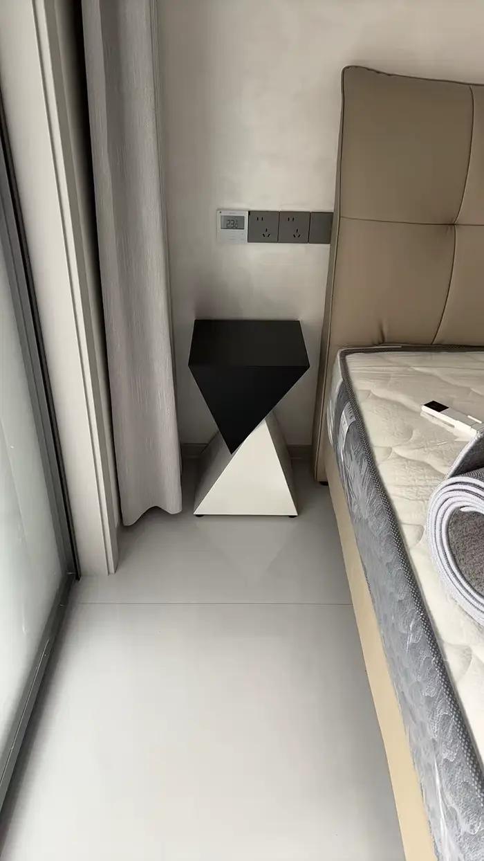 Table d'appoint minimaliste de luxe à la française