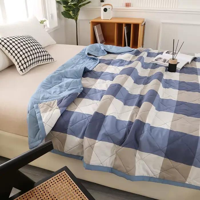 Une couverture de lit matelassée lavée de couleur unie printemps/été double