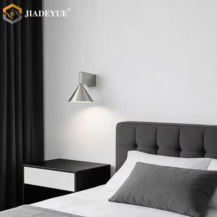 Lampe de chevet minimaliste moderne avec design en forme de cône