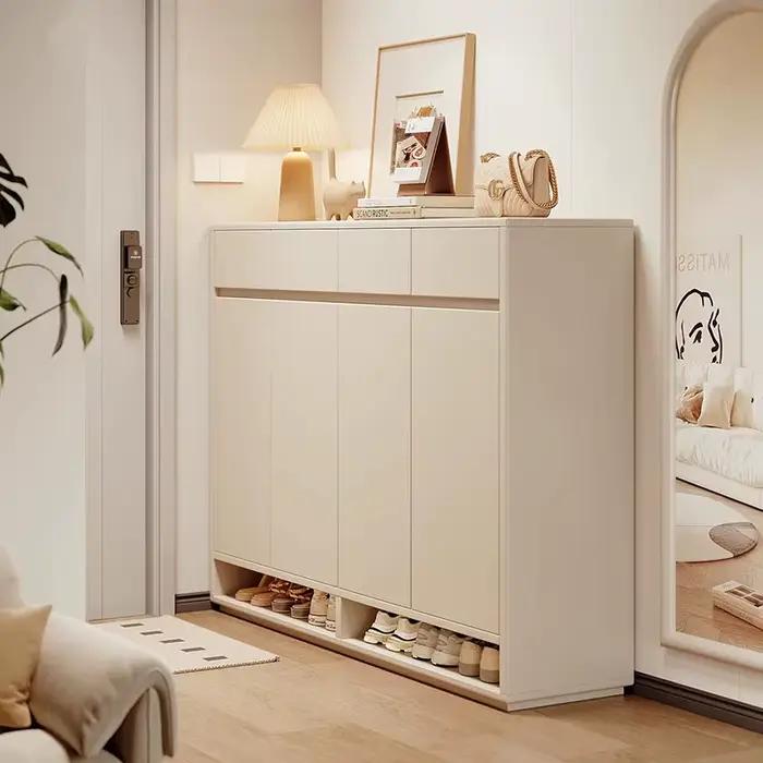 Meuble de rangement pour chaussures intégré au mur