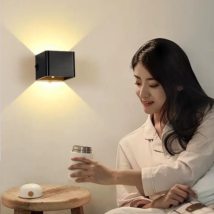 Lampe murale LED moderne rechargeable par USB avec fixation magnétique et capteur de présence humaine, idéale pour chambre à coucher, chevet, couloir et éclairage de passage