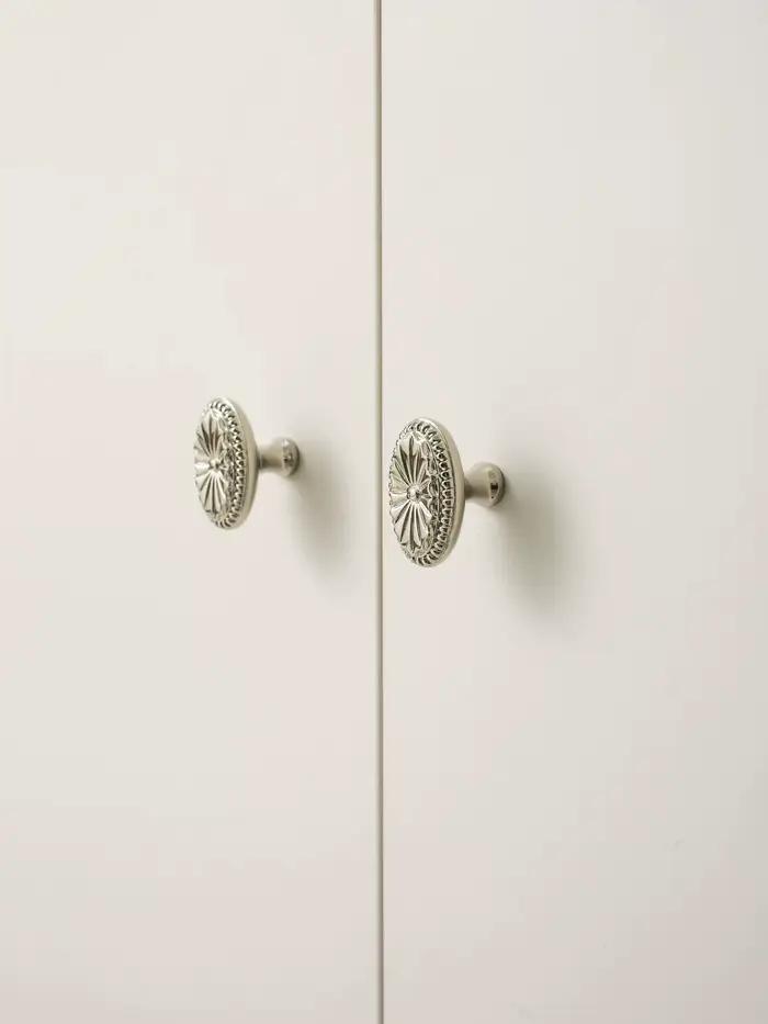 Poignées de porte de placard de chambre à coucher en laiton massif en forme d'écusson français vintage