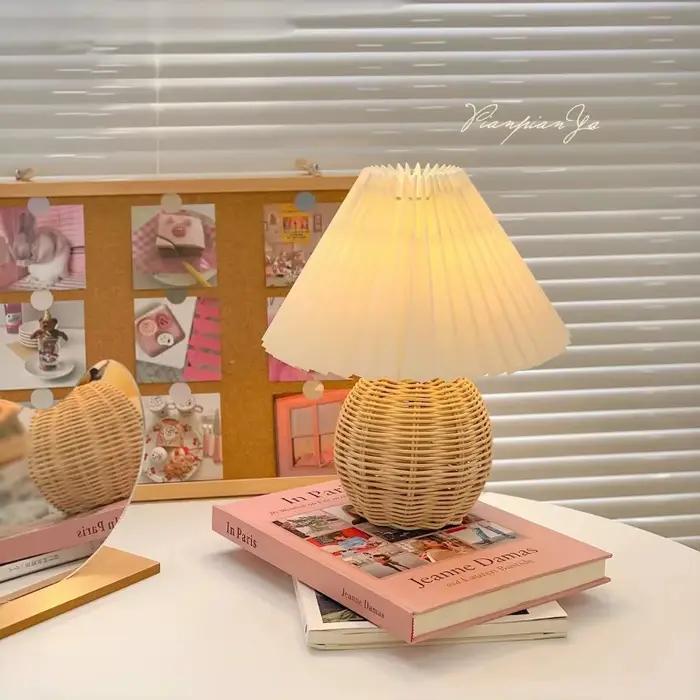 Lampe de table rétro en rotin avec abat-jour en tissu plissé – Veilleuse de chevet alimentée par USB pour chambre à