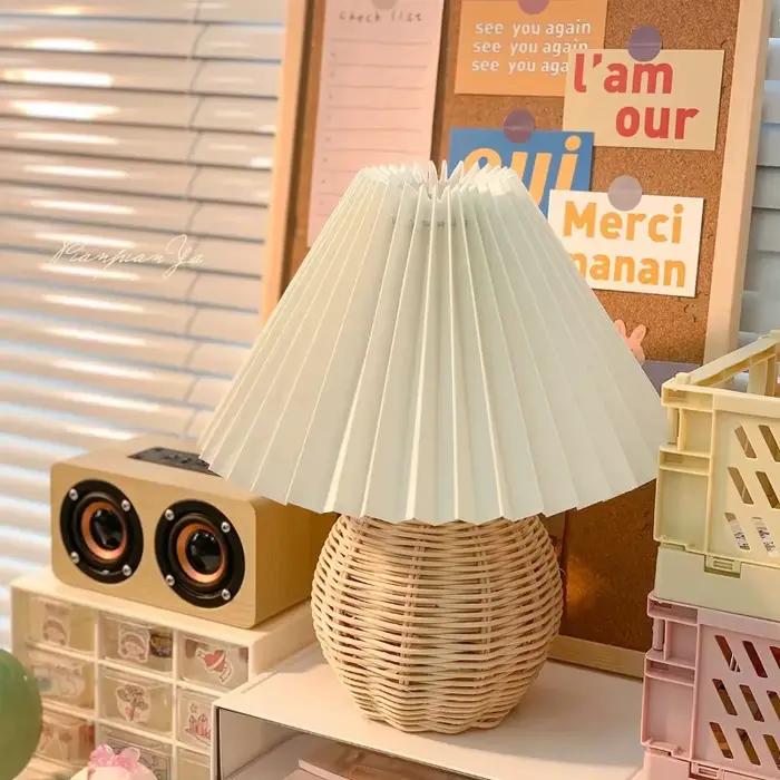 Lampe de table rétro en rotin avec abat-jour en tissu plissé – Veilleuse de chevet alimentée par USB pour chambre à