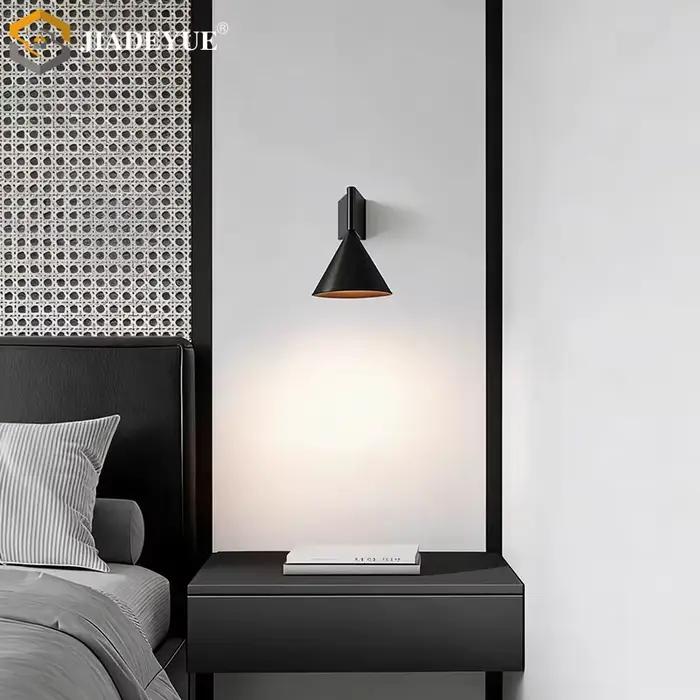 Lampe de chevet minimaliste moderne avec design en forme de cône