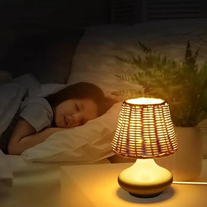 Lampe de table LED avec abat-jour en bambou tressé