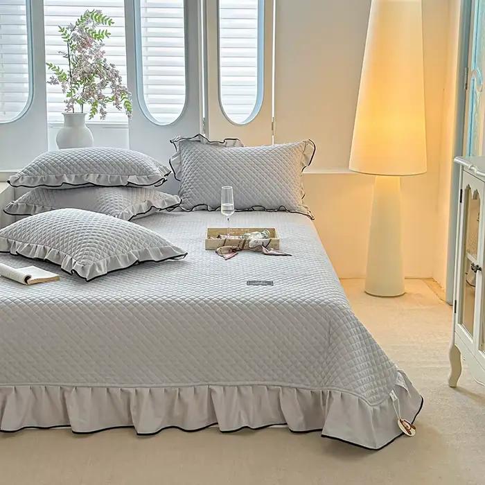 1 couvre-lit matelassé ou 3 pièces